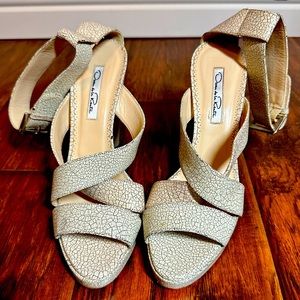 Cream cracked leather finish Oscar de la Renta heels with strap